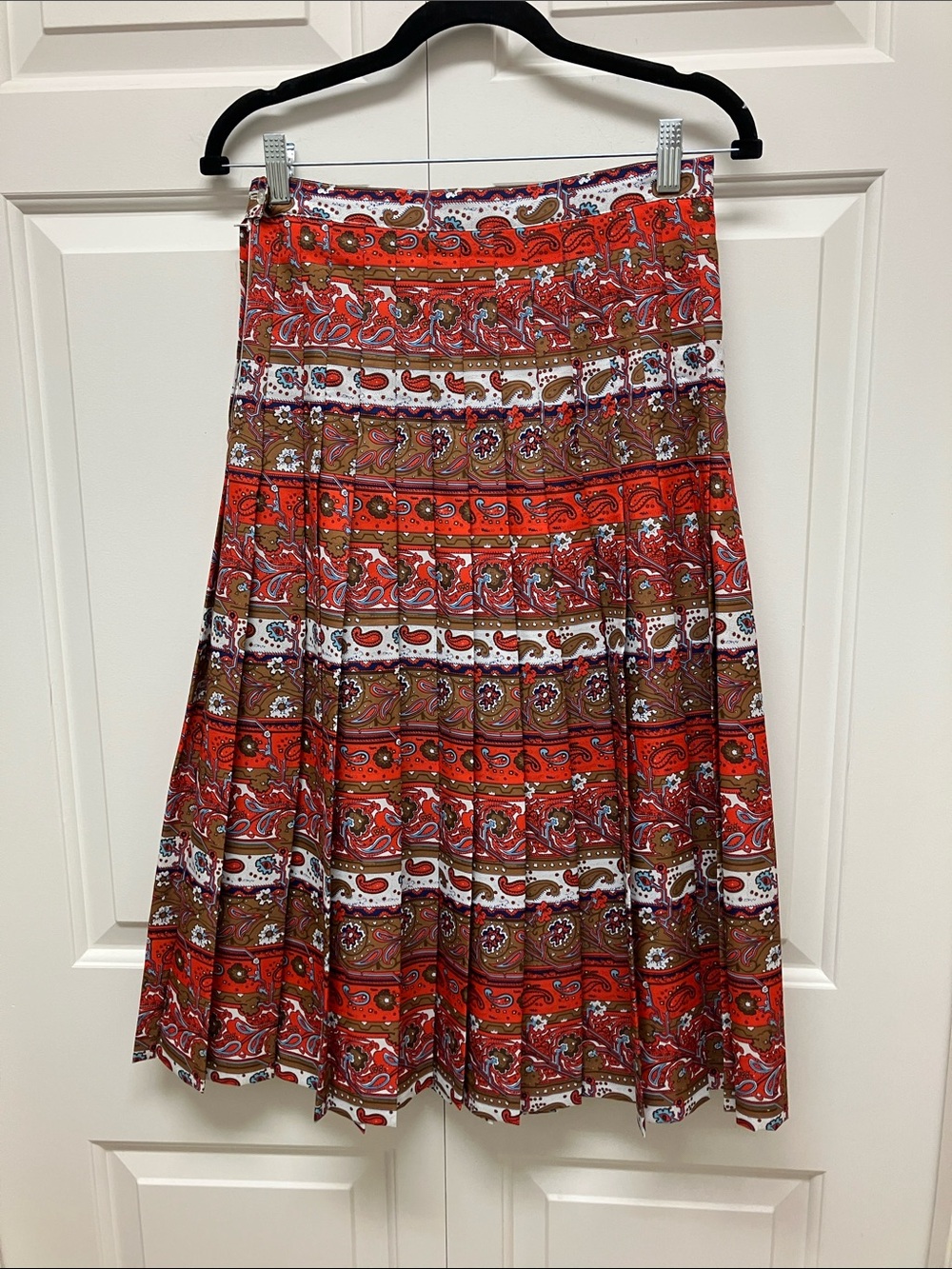 Vintage pleated paisley skirt, made in Hong Kong, polyester, orange-red, M - Picture 5 of 6